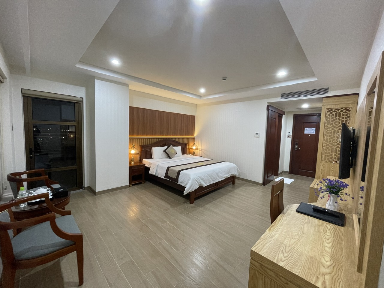 Đi công tác An Nhơn, nên chọn hạng phòng nào ở Rex Hotel?
