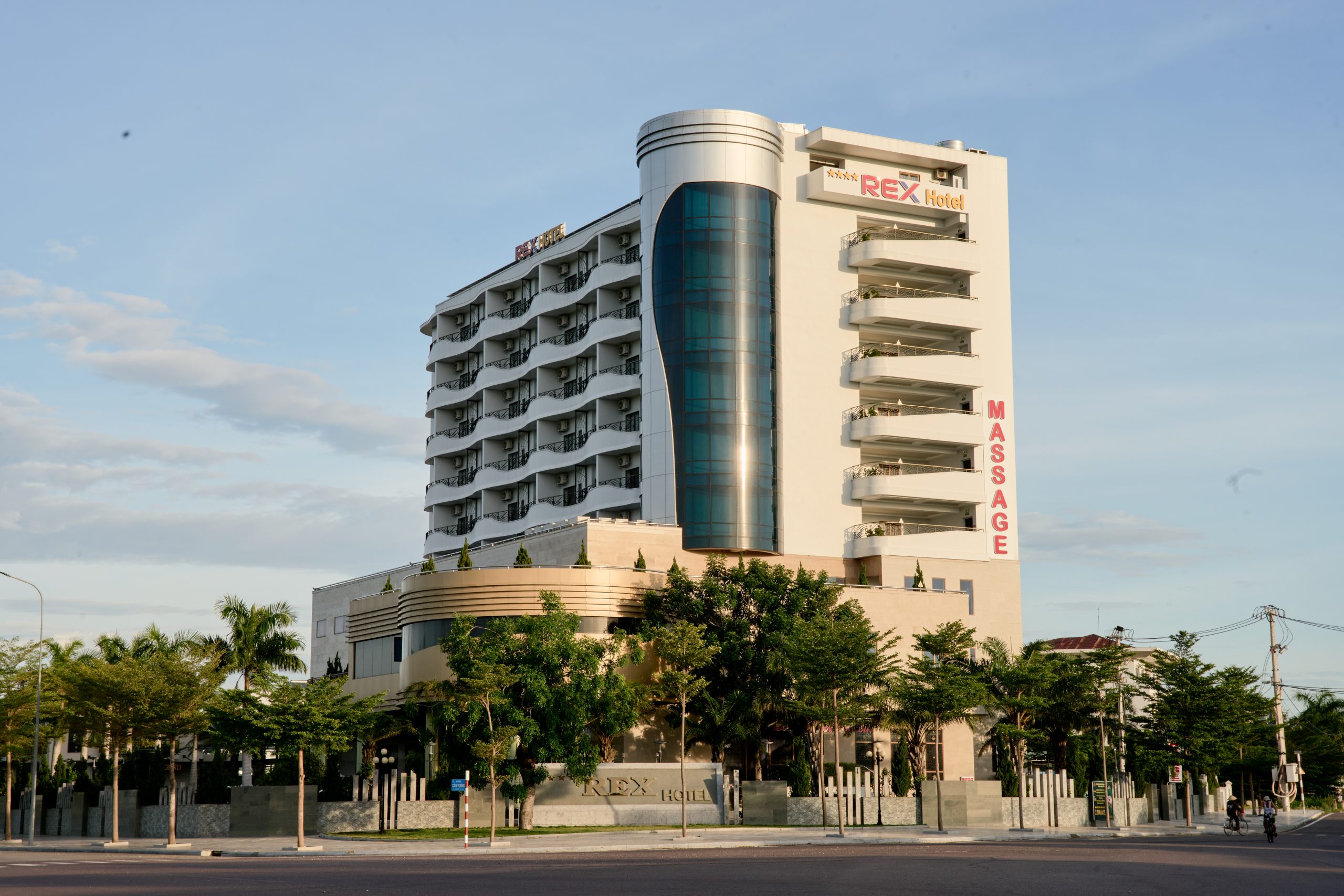 Đi công tác An Nhơn, nên chọn hạng phòng nào ở Rex Hotel?