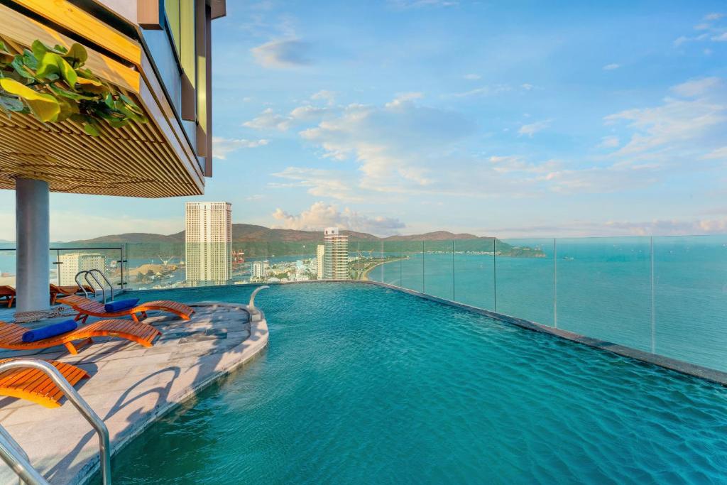 Sala Quy Nhon Beach Hotel nổi bật với phòng hướng biển và hồ bơi